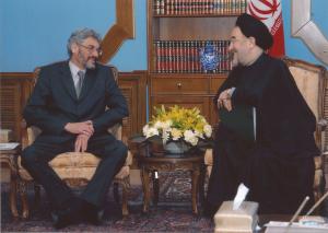 O embaixador brasileiro em Teerã, Luiz Antonio Fachini, conversa com o presidente iraniano Mohammad Khatami, durante a cerimônia de entrega de credenciais.